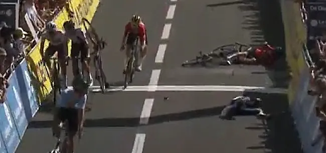 VIDEO: Bizarre valpartij in sprint Ronde van de Toekomst